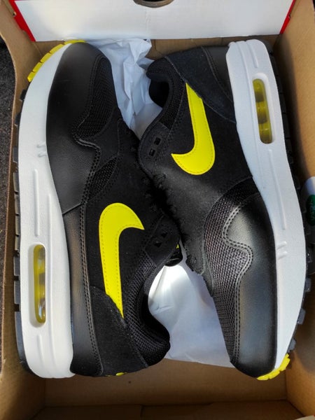 Air Max 1 Essential Black US9.5 Brand New Carousel 9