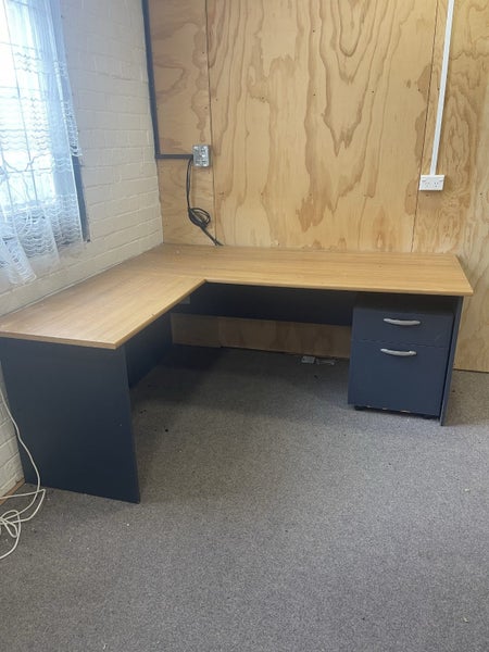Corner desk with mobile drawers Carousel 1