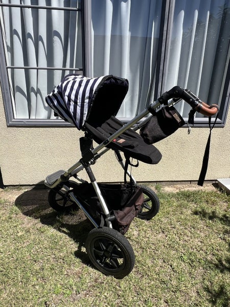 Mountain Buggy Pram, Carry Cot, Forward-Facing Seat & Accessories Carousel 2