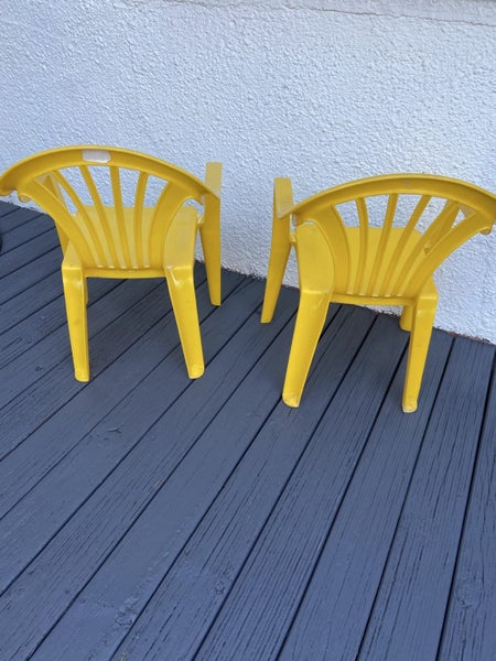 CHILDS YELLOW PLASTIC CHAIRS X 2 Carousel 2