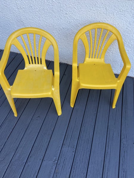 CHILDS YELLOW PLASTIC CHAIRS X 2 Carousel 1