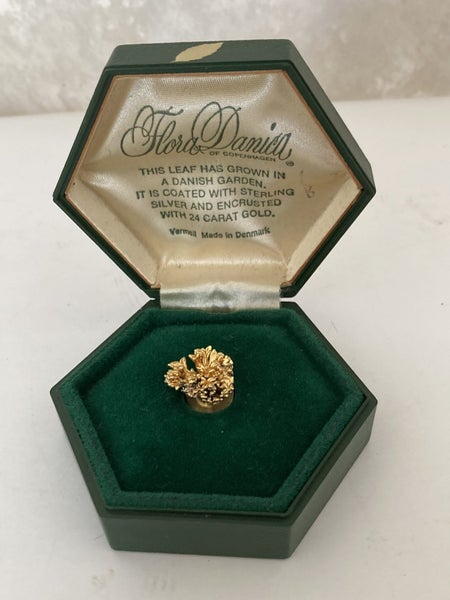 Flora Danica pin brooch Carousel 1