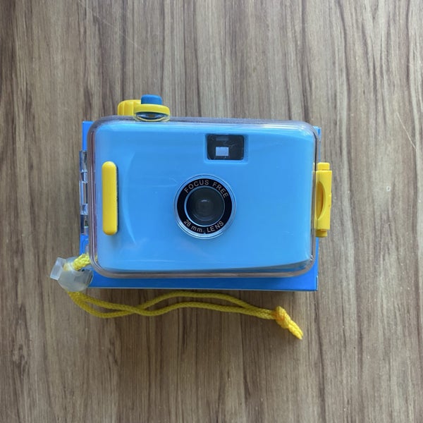 Re-loadable & pre-loaded underwater 35mm camera Carousel 1