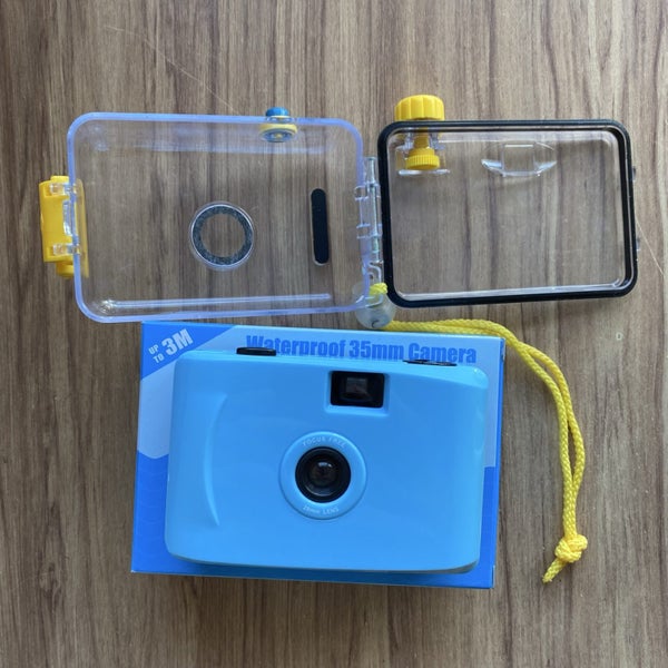 Re-loadable & pre-loaded underwater 35mm camera Carousel 4