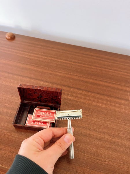 Vintage Valet Razor And Blades In Bakelite Case Carousel 2