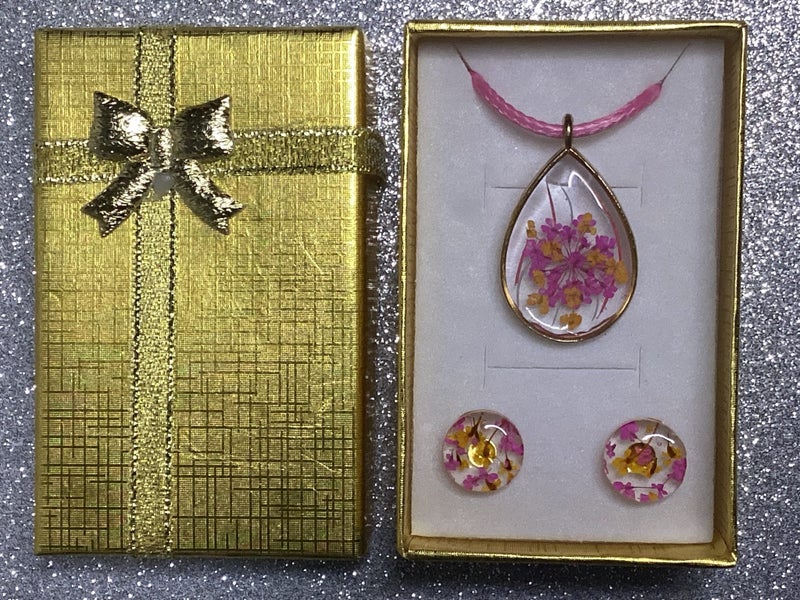 Real preserved lace flower pendant and earrings gift pack Carousel 1