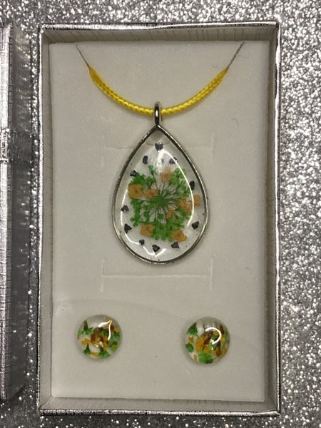 Real preserved lace flower pendant and earrings gift pack Carousel 1