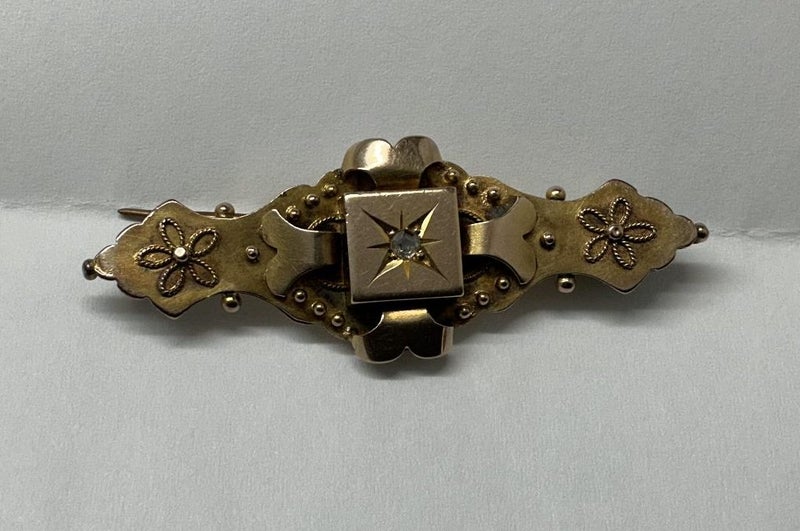9ct YELLOW GOLD BROOCH WITH GENUINE DIAMOND - SWISS CUT - VALUATION $1180 - GIF Carousel 1