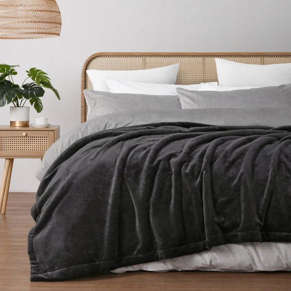 Serene Hudson Fleece and Sherpa Reverse Blanket Charcoal (Queen/King Bed) Carousel 1