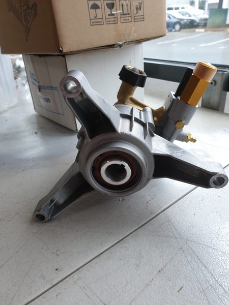 Axial pump Vertical shaft, 2800 psi @ 8.6 LPM Carousel 1