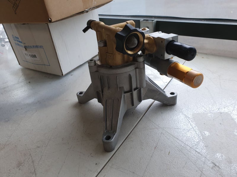 Axial pump Vertical shaft, 2800 psi @ 8.6 LPM Carousel 3