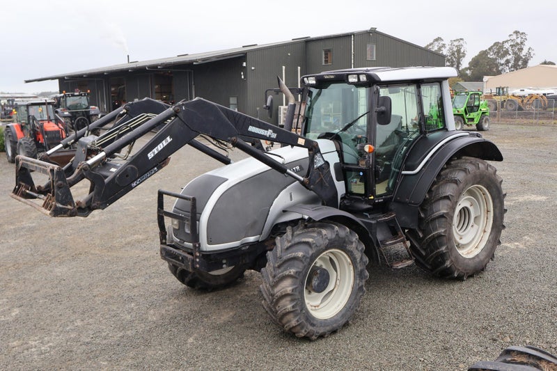 Valtra T151ELS Carousel 1