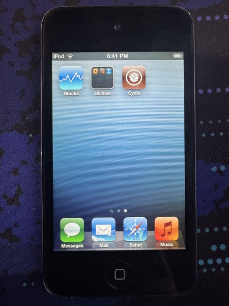 Jailbroken Apple iPod Touch 4th Gen 32GB Carousel 1