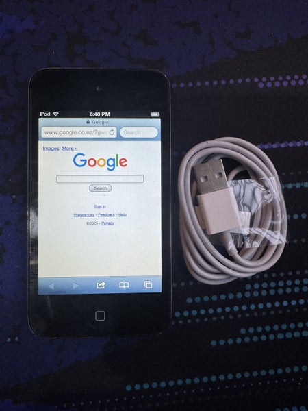 Jailbroken Apple iPod Touch 4th Gen 32GB Carousel 2