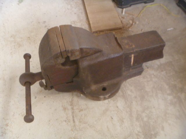 Rare C & J Hampton (Record) Fitters Vice Carousel 1