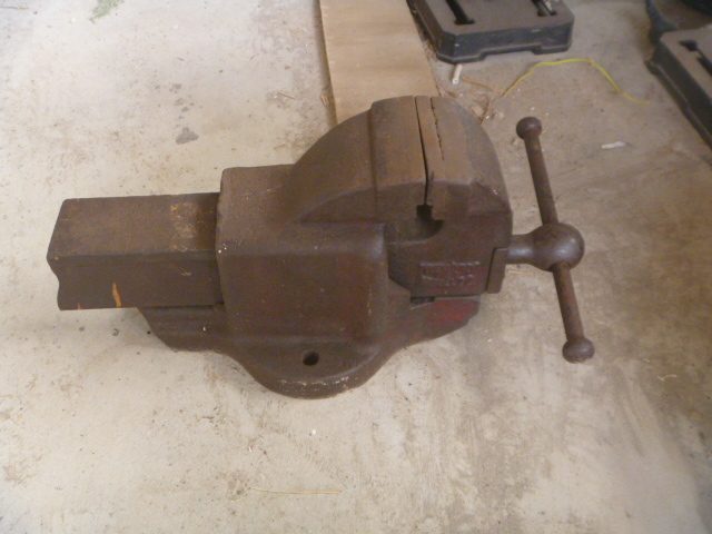 Rare C & J Hampton (Record) Fitters Vice Carousel 2