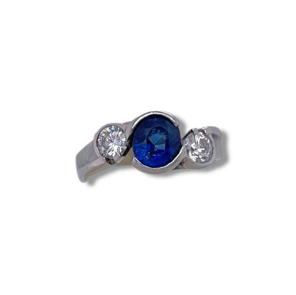 PLATINUM RING WITH SAPPHIRE AND DIAMONDS Carousel 1