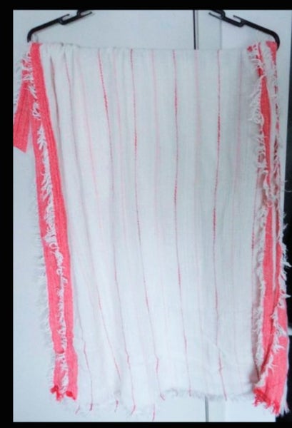 $1NR - WHITE AND PINK SCARF Carousel 1