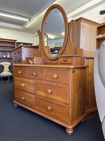 Woodpeckers Somerfield Solid Rimu 9Dr Dressing Table Carousel 1