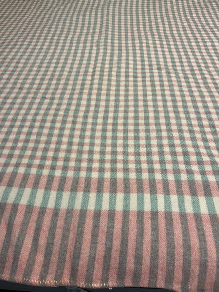 Pair of Homeleigh wool & Duralon blankets Size Aprox 160cm x 195cm Carousel 2