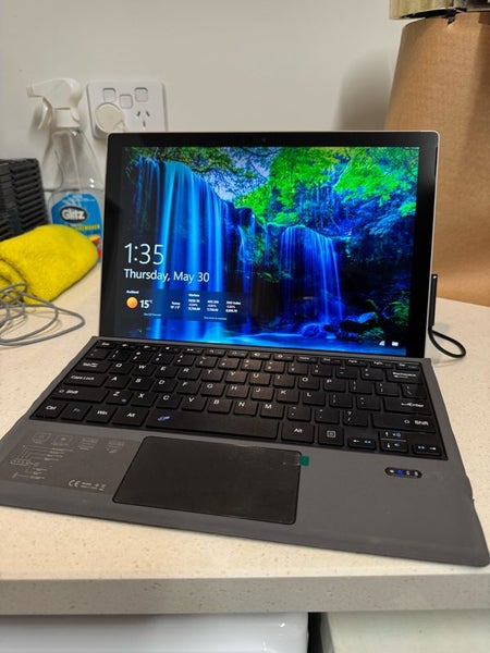 Microsoft surface tablet 1796/256GB Carousel 1