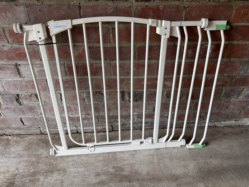 DreamBaby baby gate Carousel 1