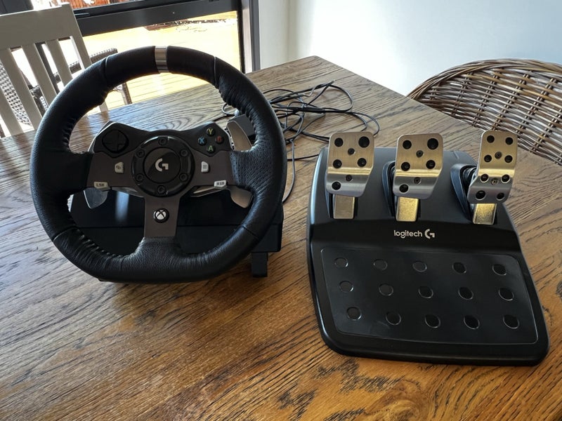 Logitech G920 steering wheel and pedals for Xbox Carousel 1