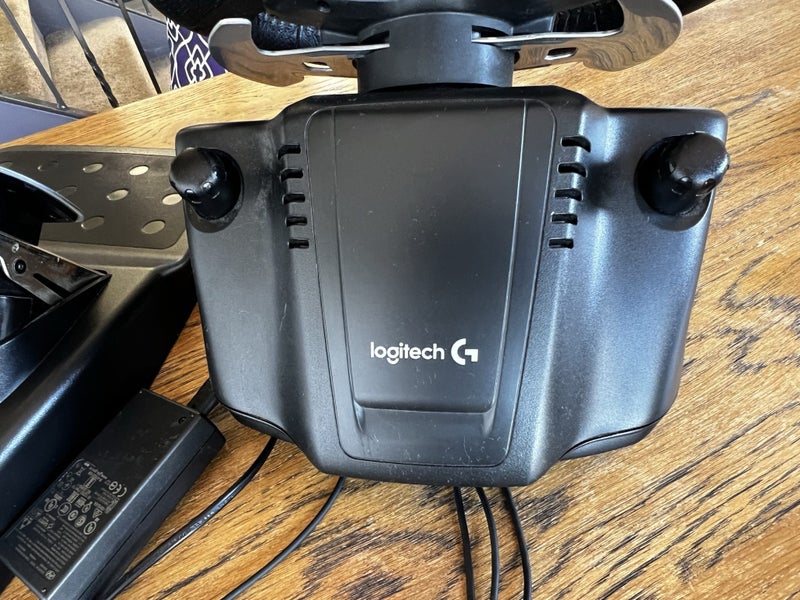 Logitech G920 steering wheel and pedals for Xbox Carousel 4
