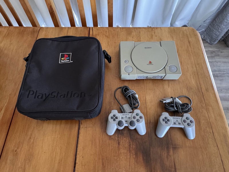 PlayStation 1 - Console and Accessories Carousel 4
