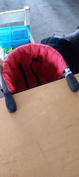 Mountain Buggy portable high chair Carousel 1