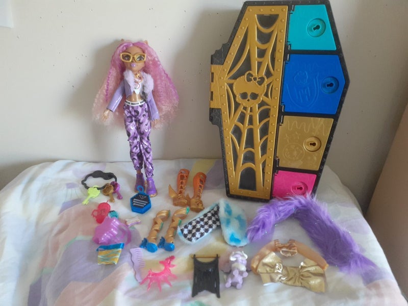Monster High G3 Clawdeen Wolf + Case, Clothes & Accessories Carousel 1