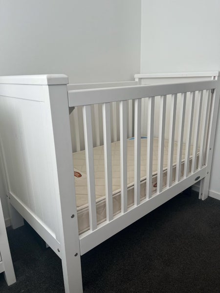 Touchwood Metro Cot Carousel 1