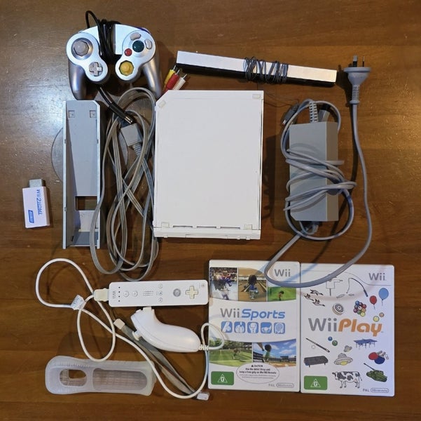Nintendo Wii Console Package (White, GameCube Ports) + Wii Sports & Wii Play Carousel 1