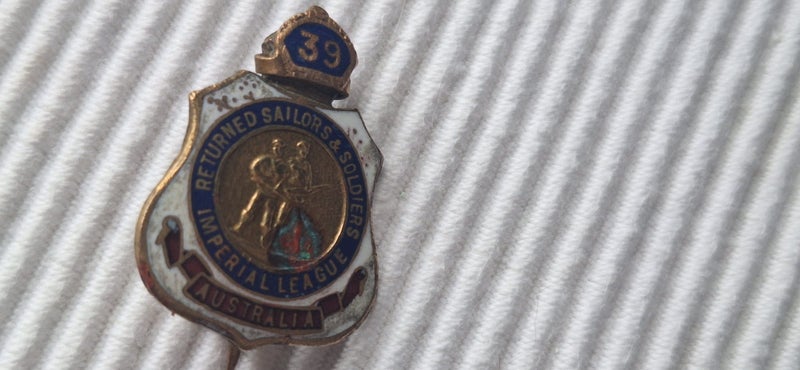 1939 Returned Sailors and Soldier Imperial League Members badge Carousel 1