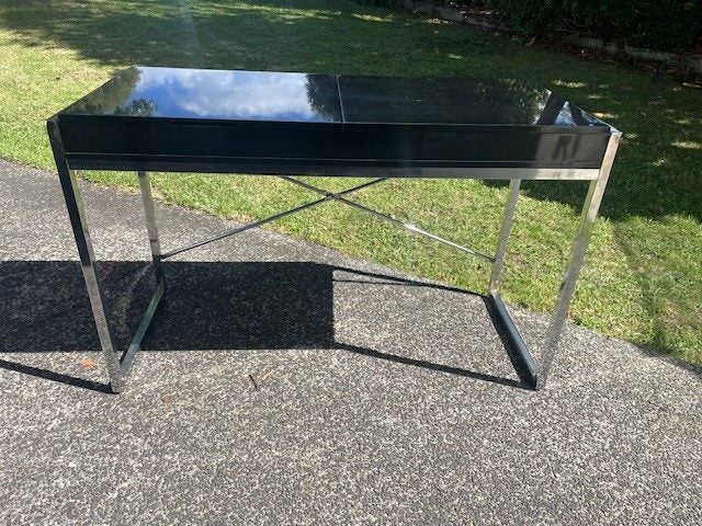Stylish Black Desk Carousel 1