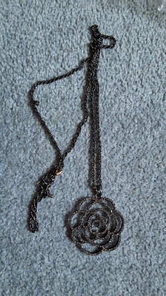 BLACK CHAIN NECKLACE WITH BLACK FLOWER PENDENT Carousel 1