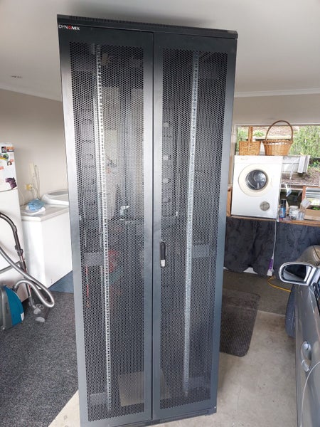 Dynamix 45RU Server Cabinet Carousel 1