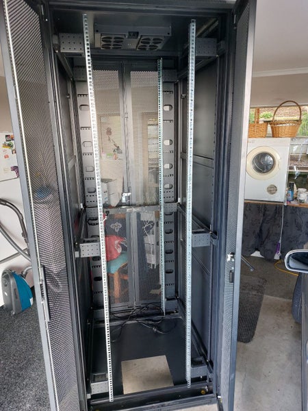 Dynamix 45RU Server Cabinet Carousel 2