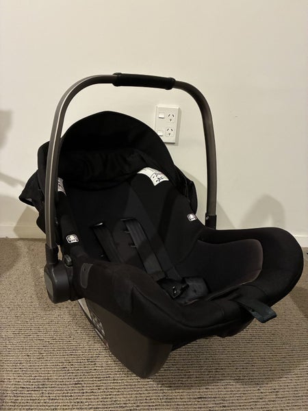 Nuna capsule and base (Pipa Lite LX) Carousel 2