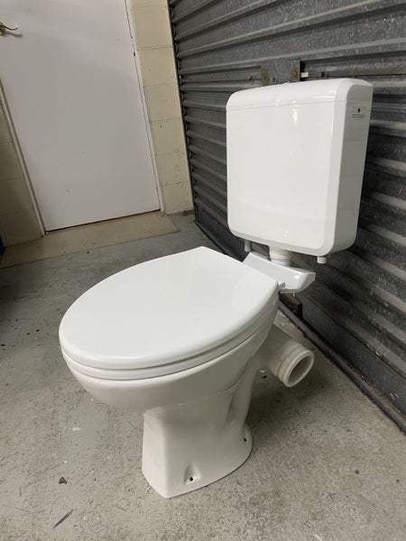 Right skew toilet pan, cistern, soft close seat, great condition - hard to find Carousel 1