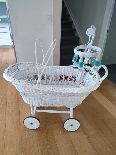 Beautiful French style bassinet62867851504771111