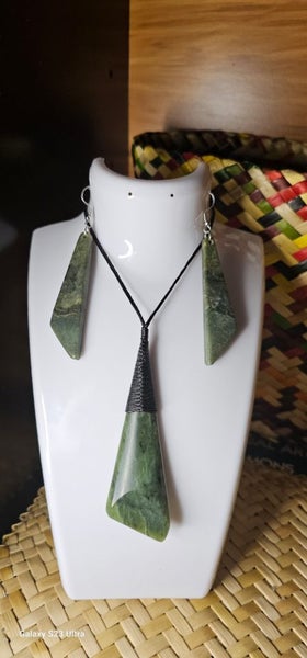 Greenstone/ pounamu set Carousel 1