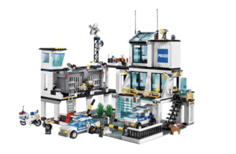 LEGO® City Police Headquarters 6-12 | #7744 | 953 pieces Year: 2008 Carousel 1