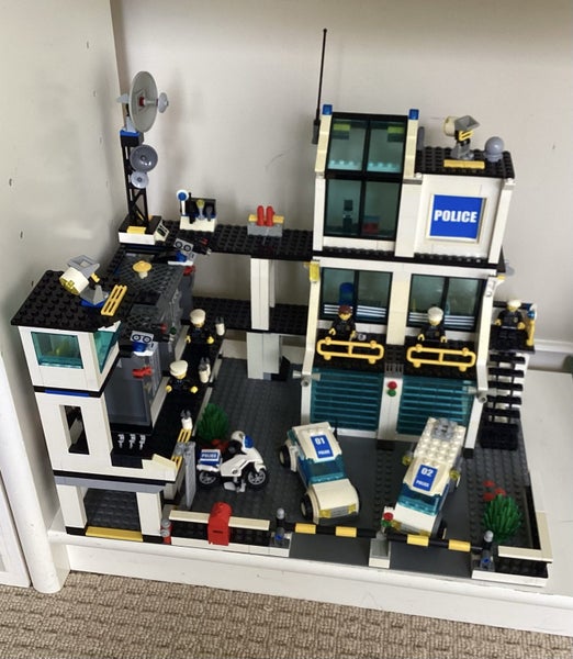 LEGO® City Police Headquarters 6-12 | #7744 | 953 pieces Year: 2008 Carousel 2
