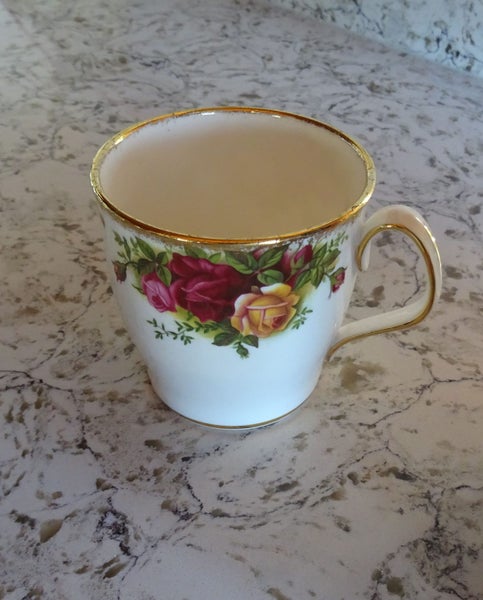 Stunning ROYAL ALBERT Old Country Roses Just Lovely! Carousel 2