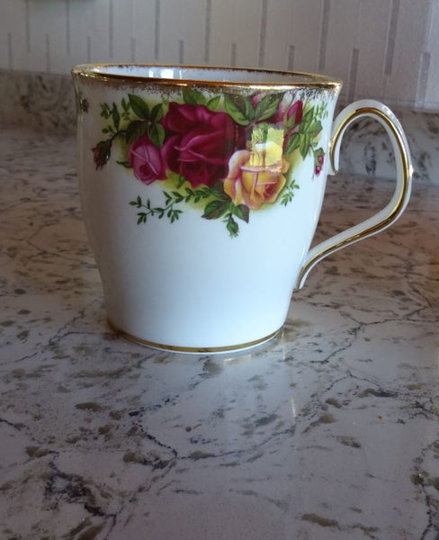 Stunning ROYAL ALBERT Old Country Roses Just Lovely! Carousel 1