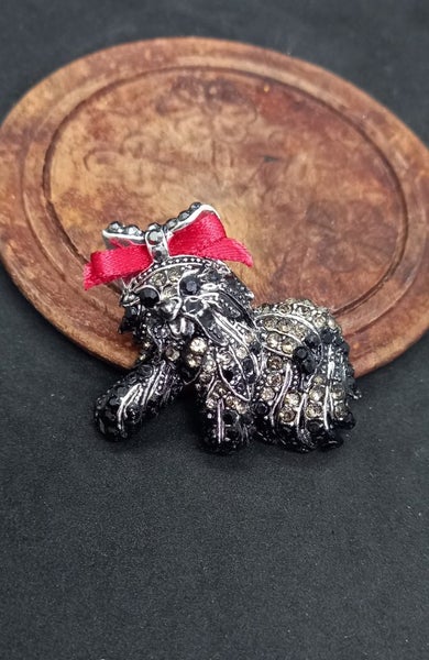 Dog brooch Carousel 1