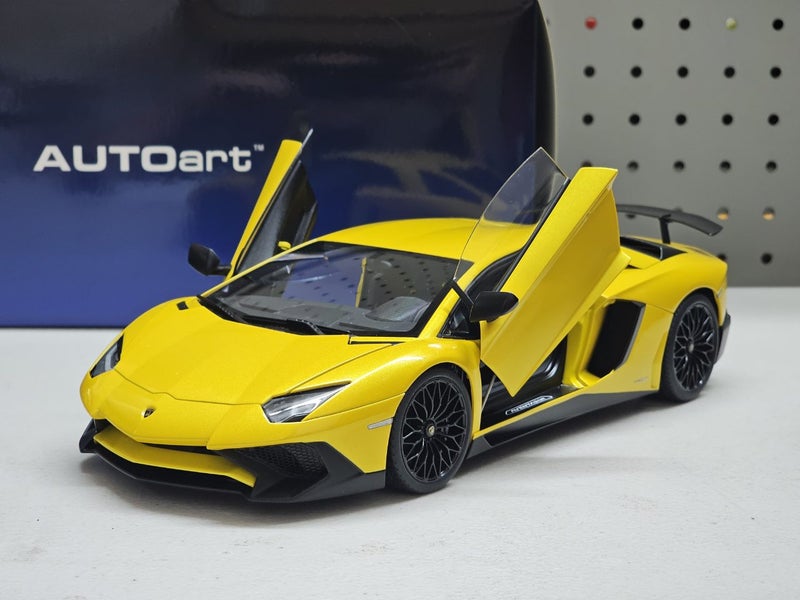 1/18 Lamborghini Aventador LP750-4 SV Giallo Orion Yellow Carousel 1