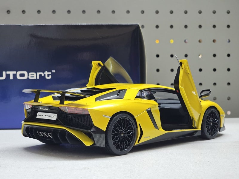 1/18 Lamborghini Aventador LP750-4 SV Giallo Orion Yellow Carousel 2
