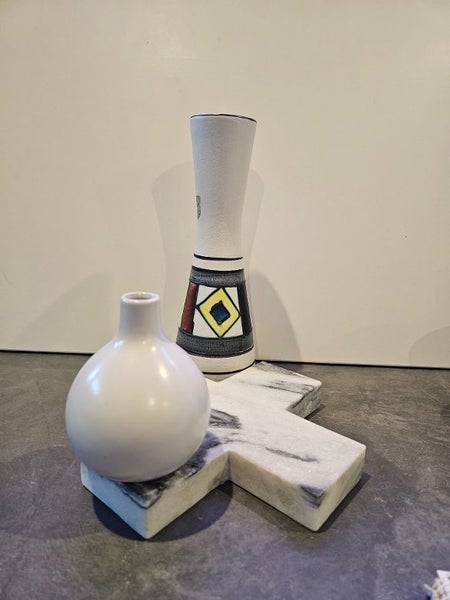 Diminutive = Small Kleiner westdeutscher Hermelin, weißer Krug/Vase Carousel 2